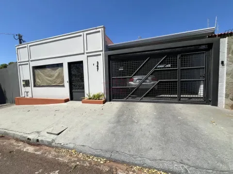 Casa 3 dormitórios para Venda em Presidente Prudente, Nozaki, 3 dormitórios, 1 suíte, 3 banheiros, 2 vagas