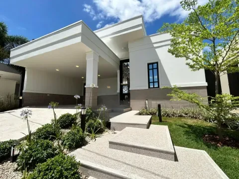 Luxuosa Casa com Piscina em Condomínio - Portinari II