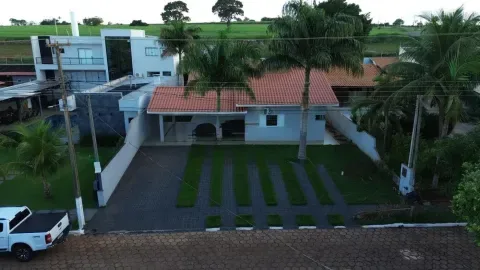Luxuosa Casa com Jacuzzi em Condomínio Exclusivo!