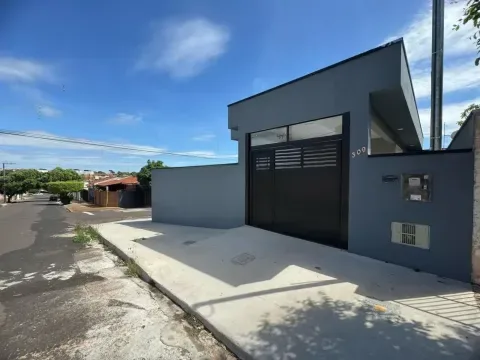 Charmosa Casa com Suíte no Jardim Itaipu - R$450.000!