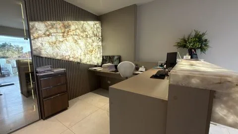 Espaço Comercial com Banheiros, Salas de Atendimento e Área Administrativa
